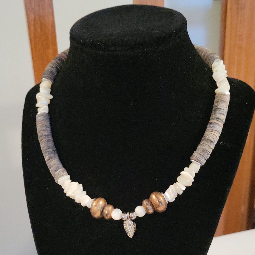 Elegant Pearl and Gold Beaded Necklace